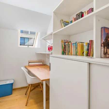 Familievilla Bij Met Prive Tuin & Parking Villa
