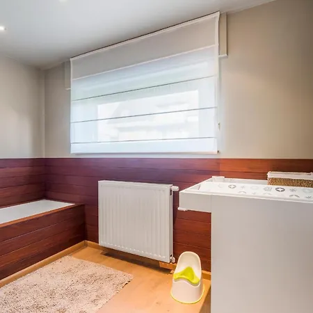Familievilla Bij Met Prive Tuin & Parking