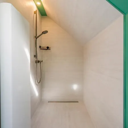 Familievilla Bij Met Prive Tuin & Parking Vila