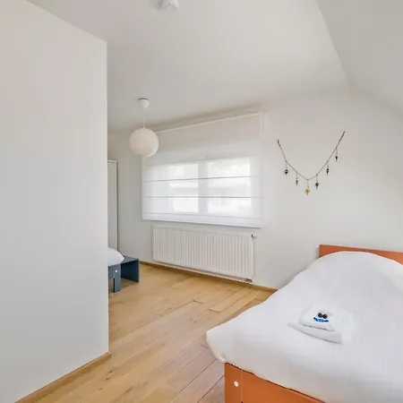 Familievilla Bij Met Prive Tuin & Parking Villa
